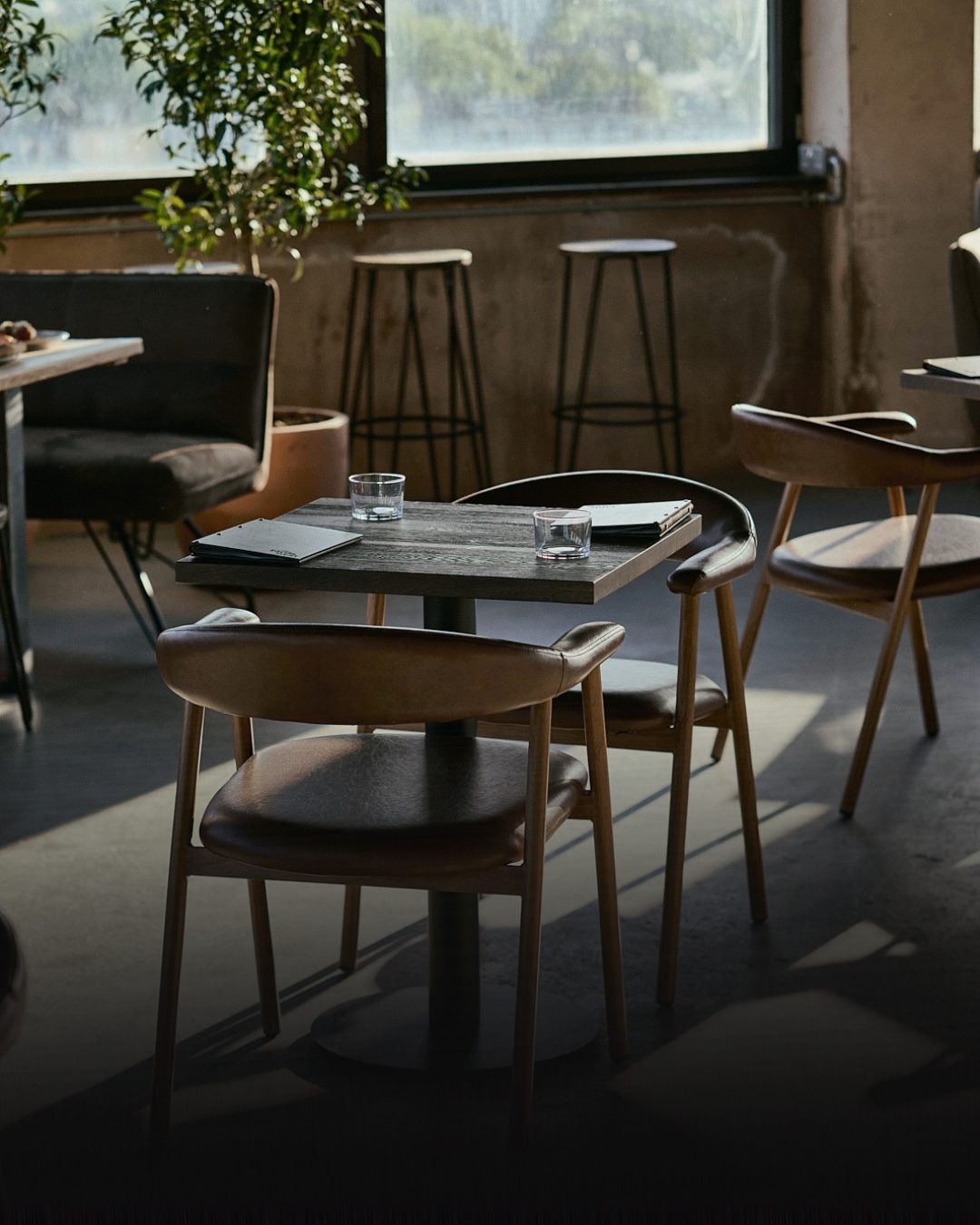 Tables and leather chairs in the dining room at The Birds Nest